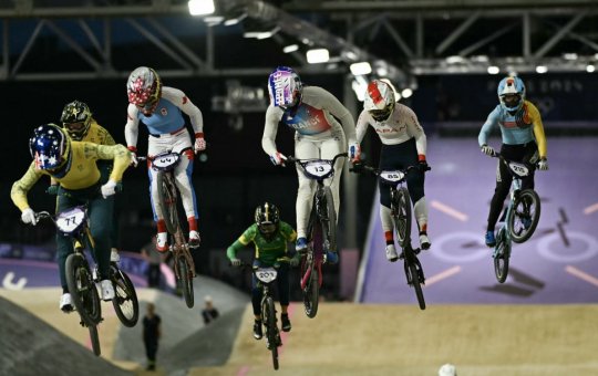 Paola Reis é eliminada nas quartas de final do BMX Racing em Paris