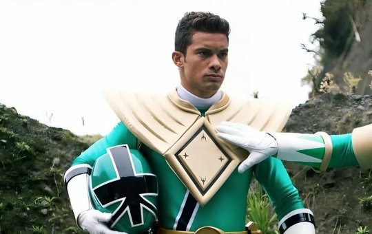 Ator de Power Rangers está foragido acusado de agredir um idoso