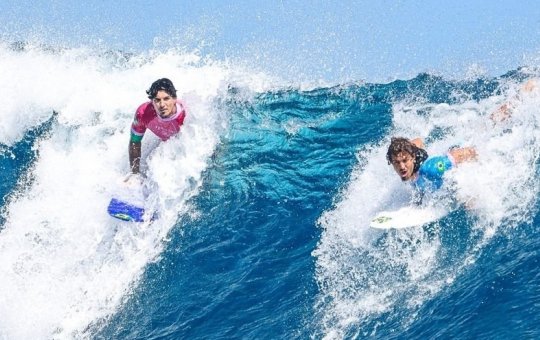 Duelo brasileiro: Gabriel Medina vence Chumbinho e vai às semifinais