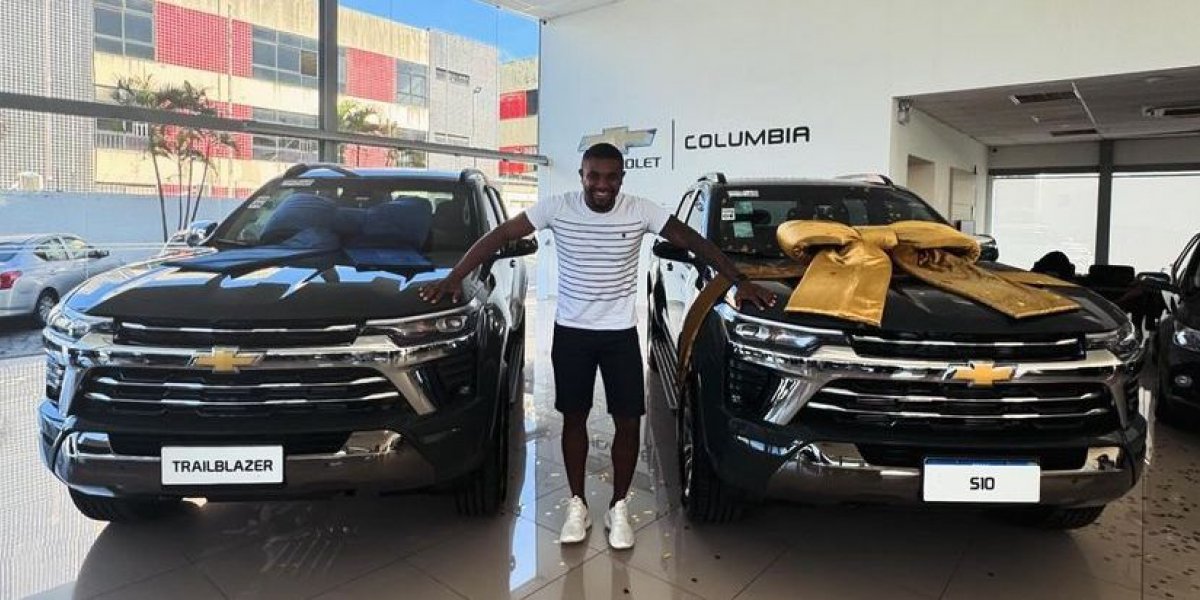 Davi Brito recebe carros que ganhou no BBB24