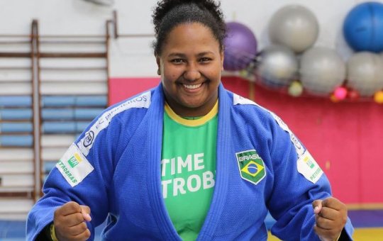 É OURO! Bia Souza vence israelense e garante primeira medalha