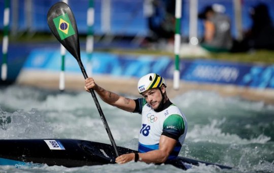 Pepê Gonçalves faz segundo melhor tempo no caiaque cross e garante vantagem