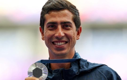 Caio Bonfim recebe medalha de prata após prova de marcha atlética