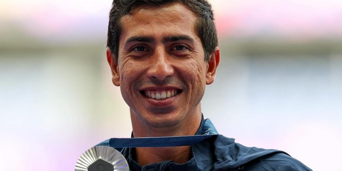 Caio Bonfim recebe medalha de prata após prova de marcha atlética