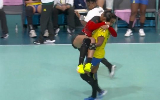 Espírito Olímpico: Jogadora brasileira carrega rival angolana no colo após lesão