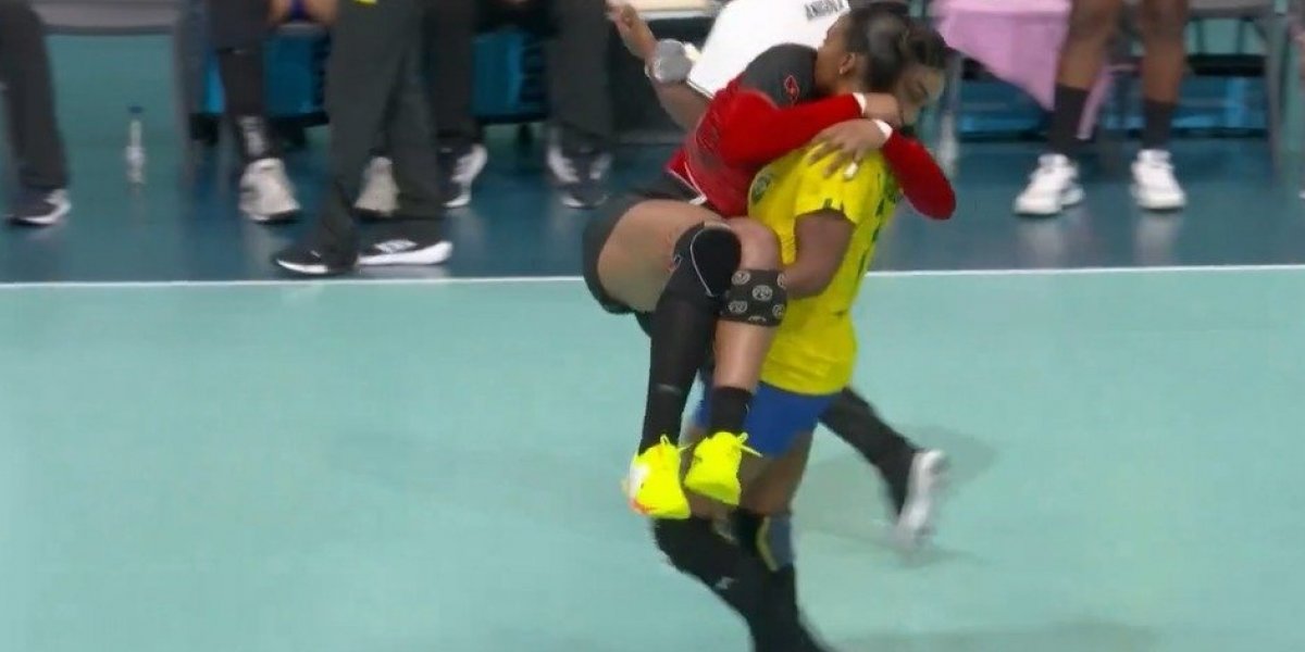 Espírito Olímpico: Jogadora brasileira carrega rival angolana no colo após lesão