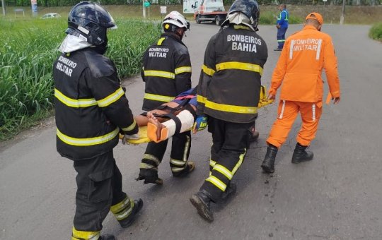 Caminhoneiro fica preso em acidente em Simões Filho e é resgatado com vida