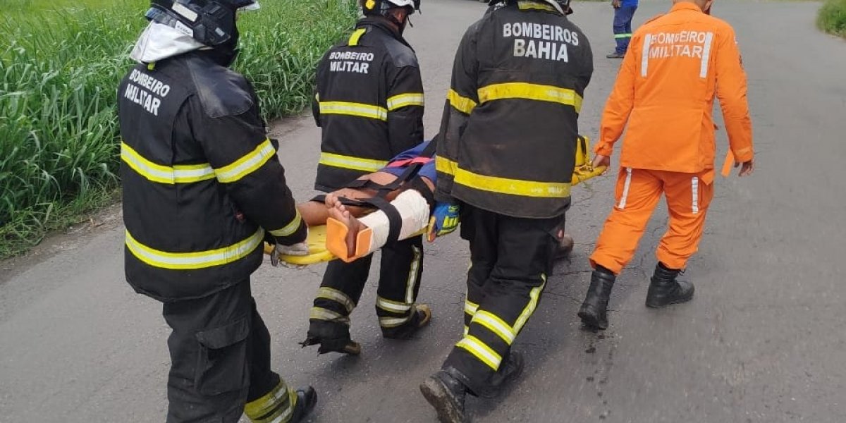 Caminhoneiro fica preso em acidente em Simões Filho e é resgatado com vida