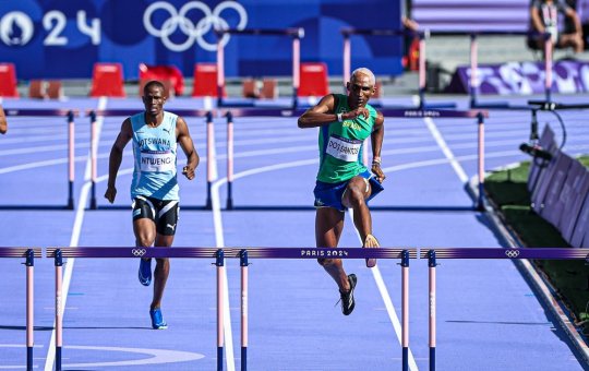 Piu está nas semifinais dos 400m com barreiras