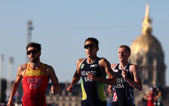 Brasil termina em 8º no revezamento misto de triatlo em Paris