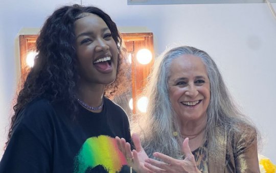 Cantora Iza celebra música em setlist da turnê de Caetano e Bethânia