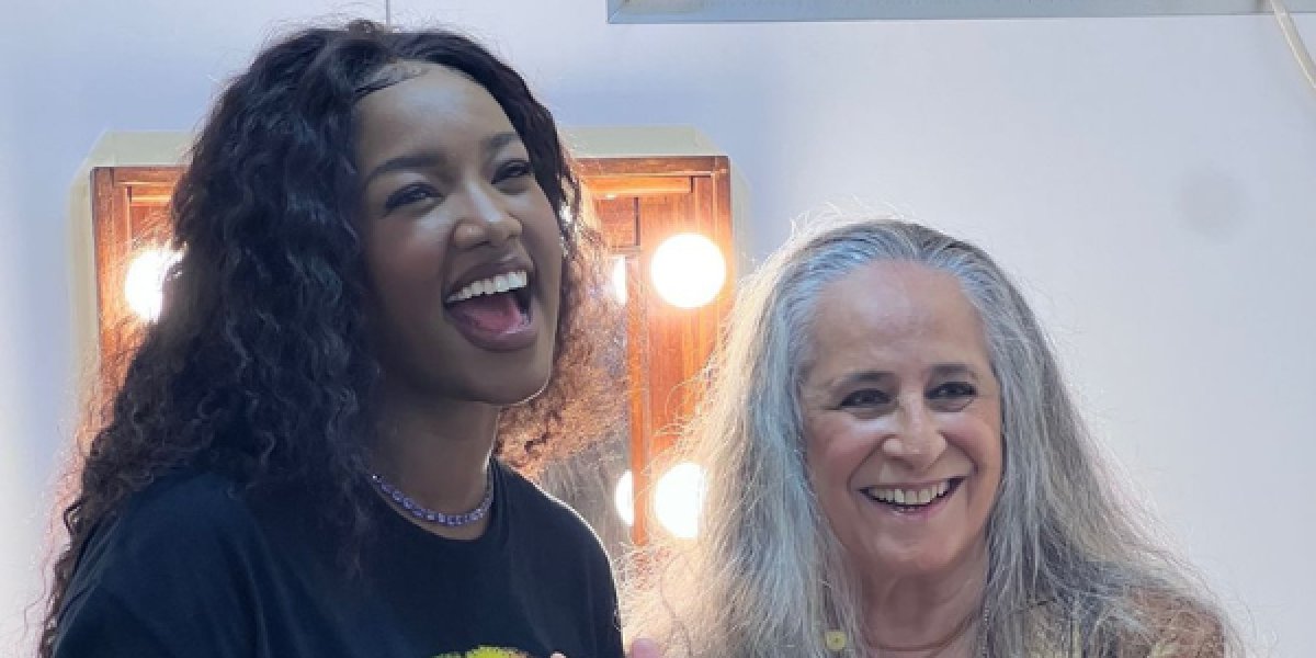 Cantora Iza celebra música em setlist da turnê de Caetano e Bethânia