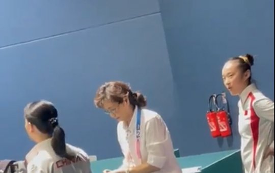 Vídeo de árbitra segurando medalha de prata gera polêmica na ginástica em Paris