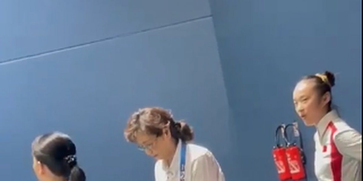 Vídeo de árbitra segurando medalha de prata gera polêmica na ginástica em Paris