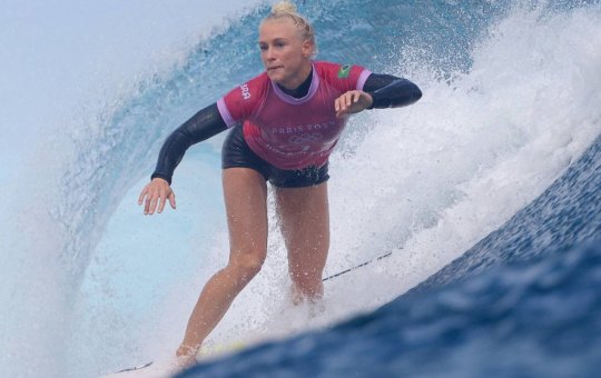 Tatiana Weston-Webb ganha semifinal no surfe e garante medalha para o Brasil