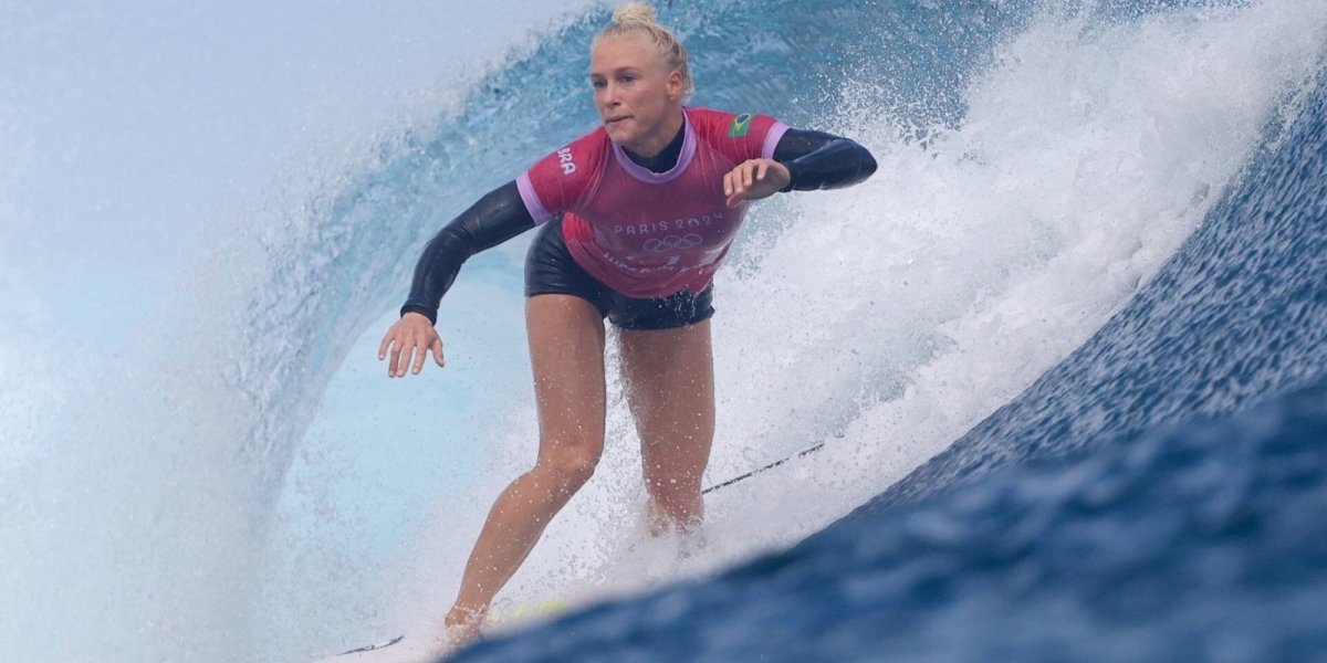 Tatiana Weston-Webb ganha semifinal no surfe e garante medalha para o Brasil