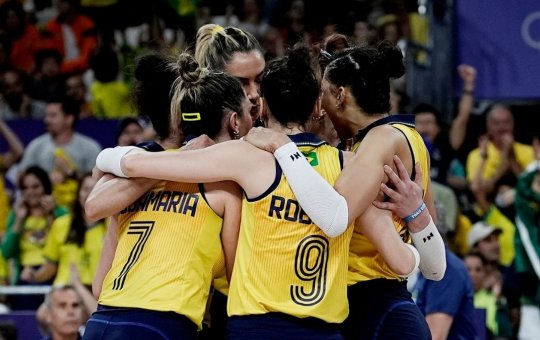 Brasil vence República Dominicana e avança para semifinal do vôlei feminino