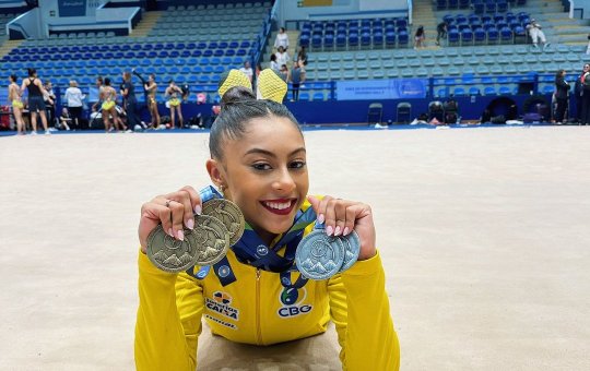Babi Domingos avança para a final do individual geral na ginástica rítmica