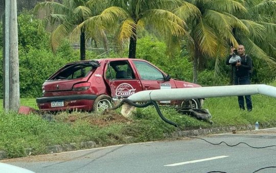 Carro derruba poste na Avenida Paralela nesta quinta-feira (8)