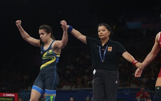 Giullia Penalber avança para disputa pelo bronze no wrestling em Paris