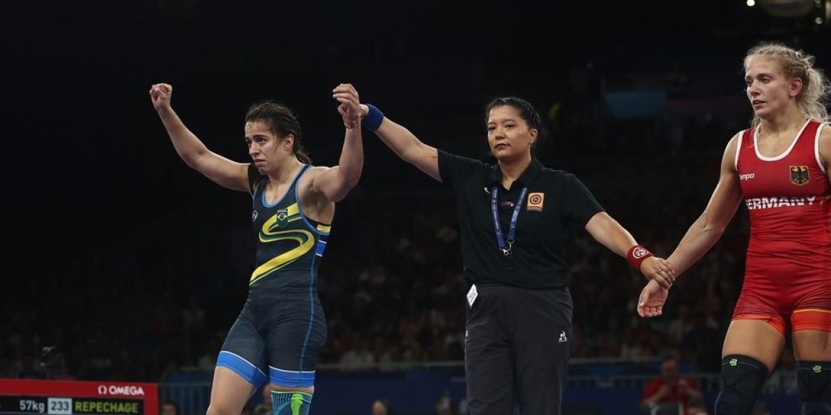 Giullia Penalber avança para disputa pelo bronze no wrestling em Paris