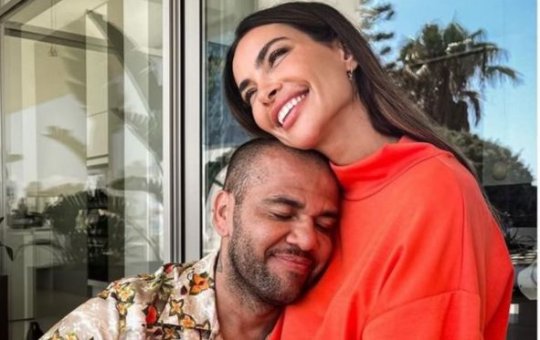 Esposa de Daniel Alves posta fotos com o ex-jogador após a prisão