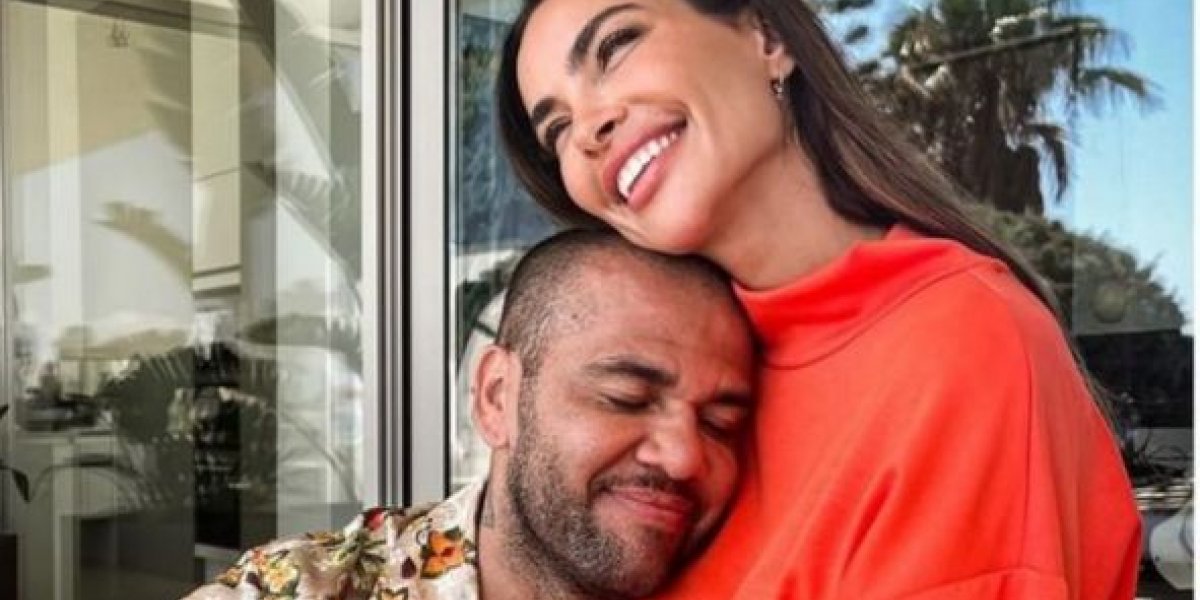 Esposa de Daniel Alves posta fotos com o ex-jogador após a prisão