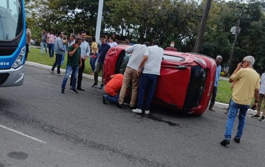 Acidente na Paralela deixa ferido e provoca trânsito intenso em Salvador
