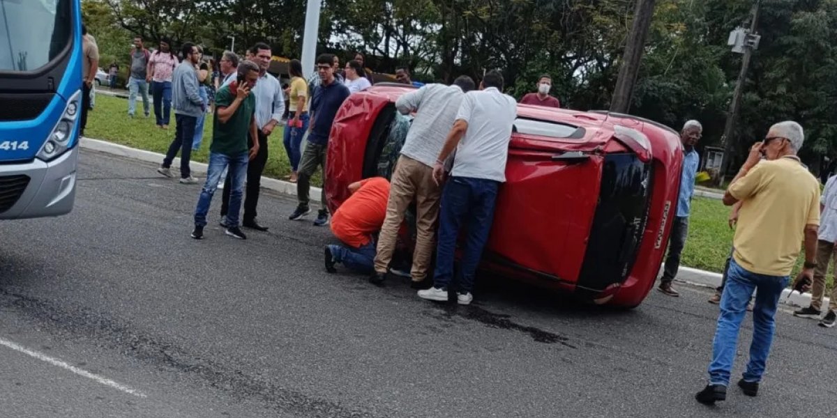 Acidente na Paralela deixa ferido e provoca trânsito intenso em Salvador