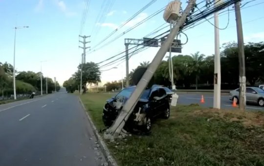 Motorista perde controle de veiculo e bate em poste na Avenida Paralela