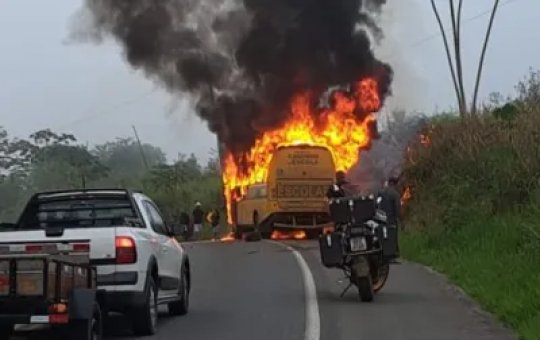 Acidente envolvendo transporte escolar e motocicleta deixa duas pessoas mortas