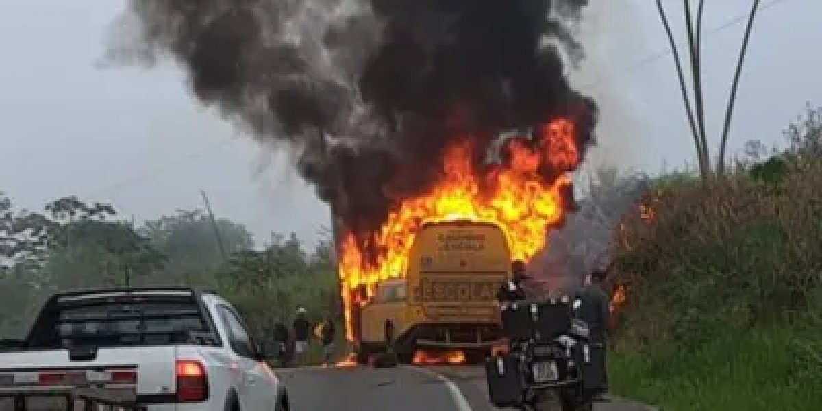 Acidente envolvendo transporte escolar e motocicleta deixa duas pessoas mortas