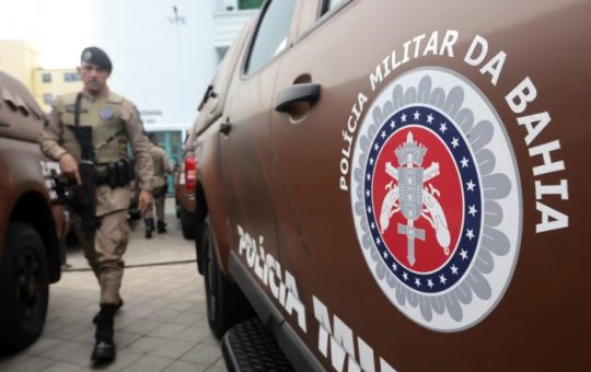 Suspeito é preso acusado de agredir populares e atirar contra policiais