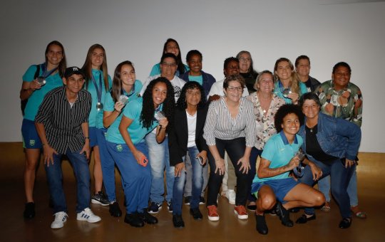 CBF homenageia seleção feminina de futebol