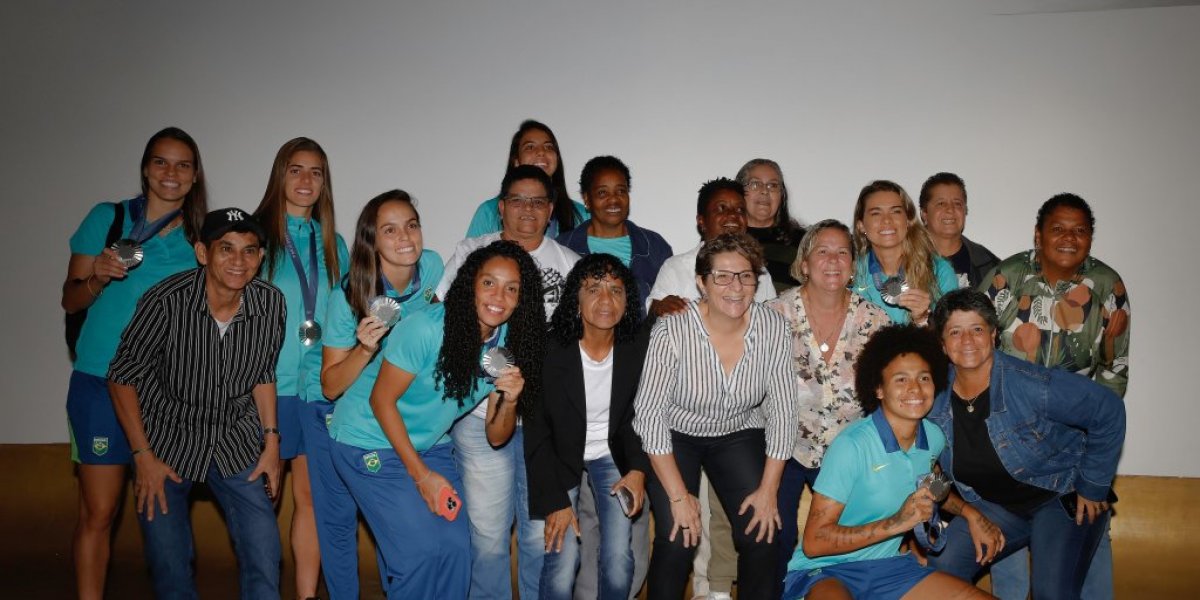 CBF homenageia seleção feminina de futebol