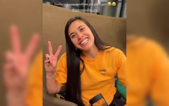 Jogadora Antônia utiliza plástico filme para proteger medalha da Olimpíada