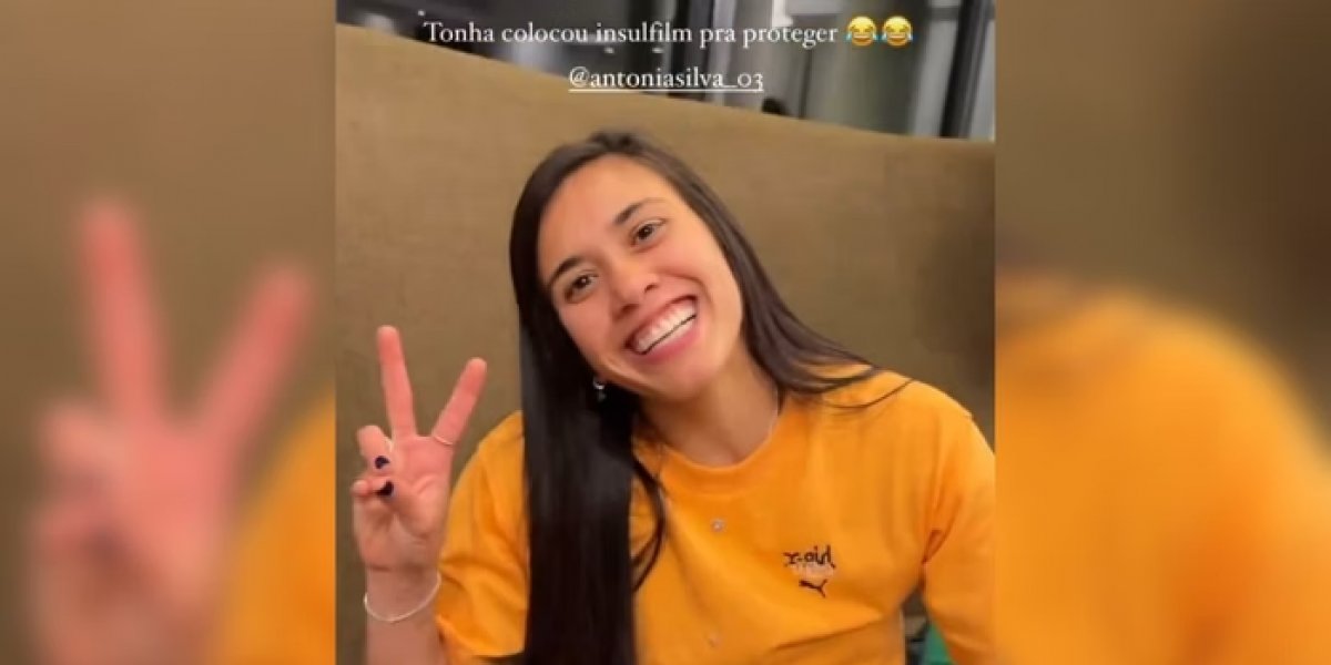 Jogadora Antônia utiliza plástico filme para proteger medalha da Olimpíada