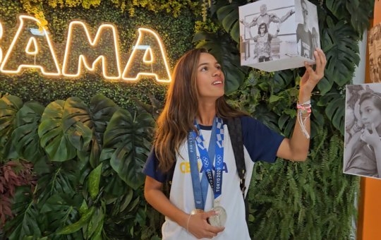 Rayssa Leal desfila em carro de bombeiros ao retornar das Olimpíadas