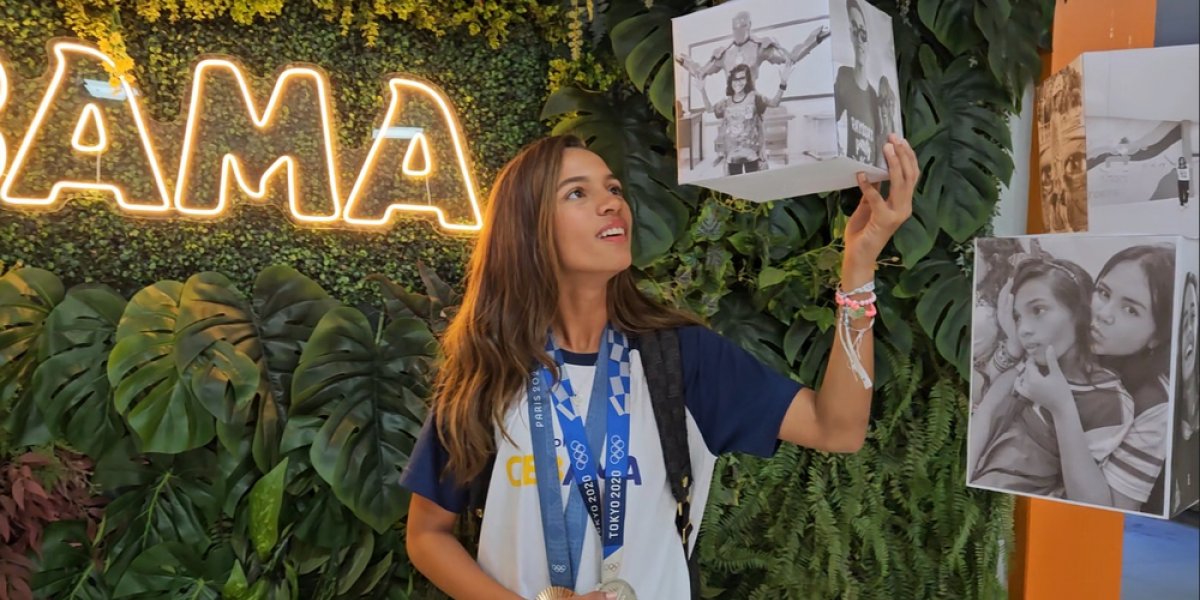 Rayssa Leal desfila em carro de bombeiros ao retornar das Olimpíadas