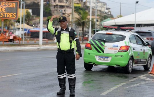 Acidente deixa carro destruído na região do Vale do Canela