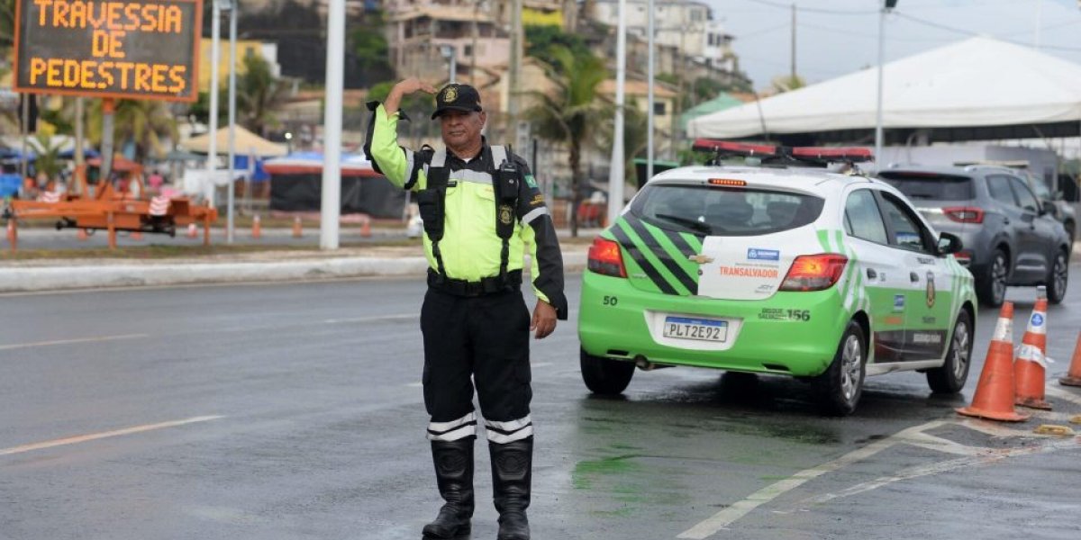 Acidente deixa carro destruído na região do Vale do Canela