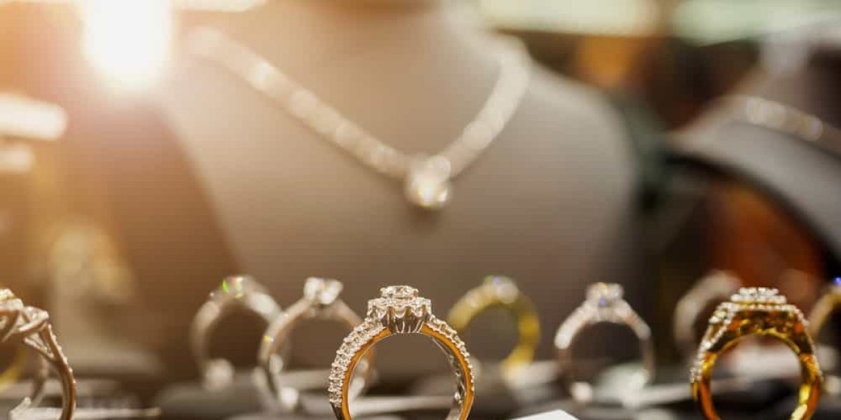 Dupla rouba loja de luxo e o prejuízo é de cerca de R$ 500 mil