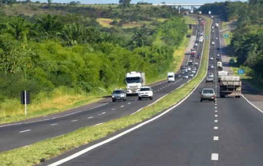 Idoso fica ferido após carro capotar na BR-324