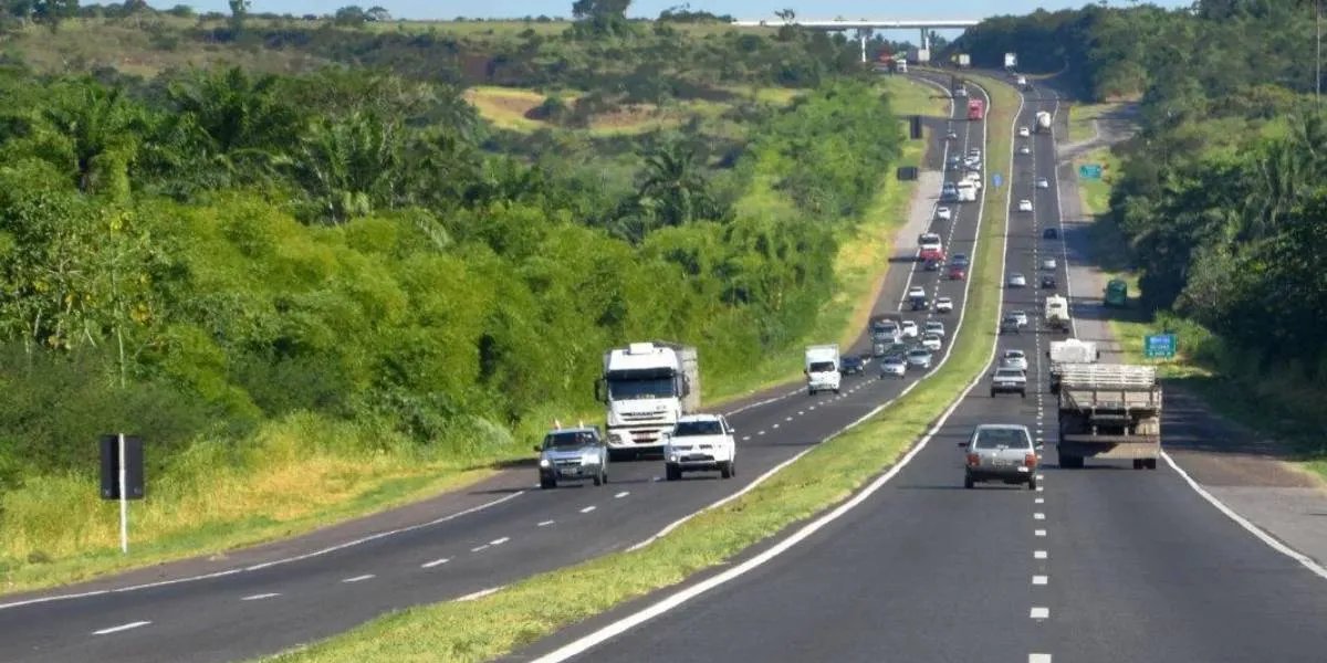 Idoso fica ferido após carro capotar na BR-324