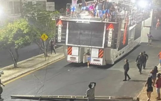 Trio elétrico deixa duas pessoas feridas após colidir em poste