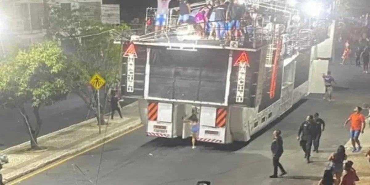 Trio elétrico deixa duas pessoas feridas após colidir em poste