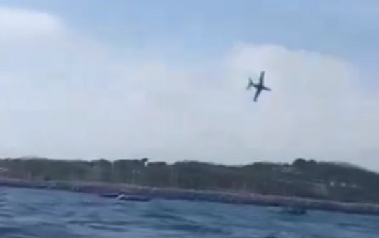 Jato Fouga Magister cai no mar durante evento na França