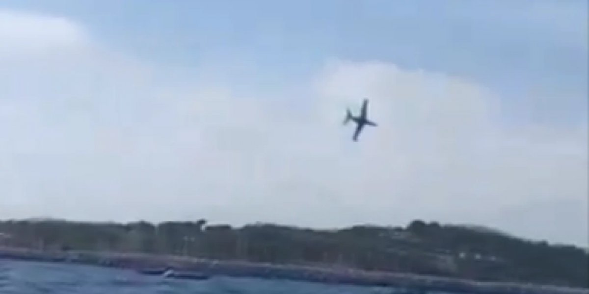 Jato Fouga Magister cai no mar durante evento na França