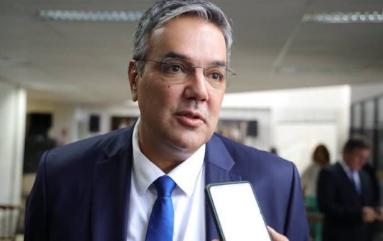 Candidato em Sergipe sofre liminar por usar carro oficial em pré-campanha