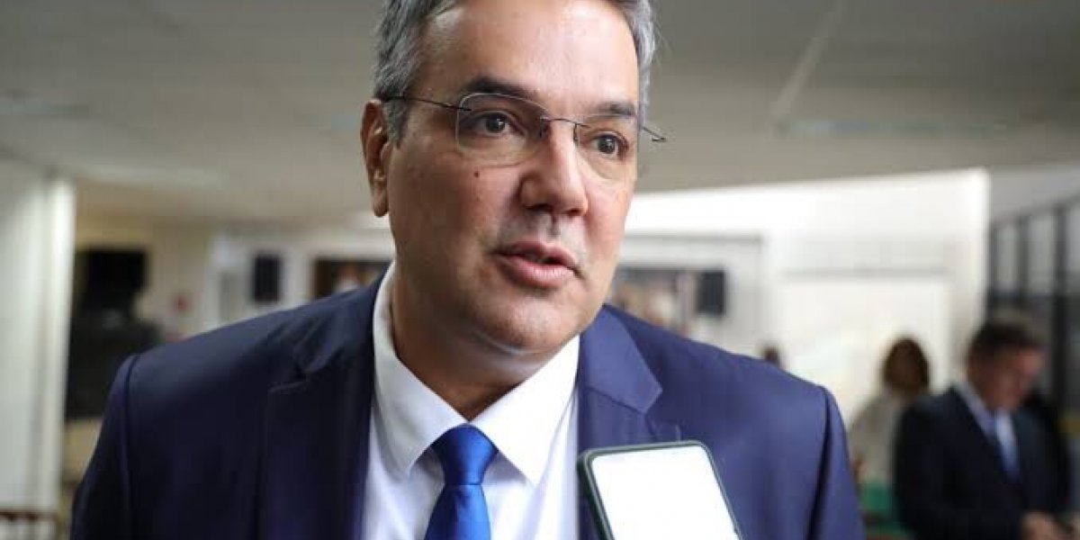 Candidato em Sergipe sofre liminar por usar carro oficial em pré-campanha